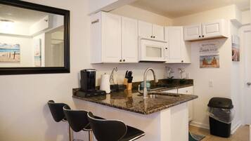 Kylskåp, mikrovågsugn, spishäll och kaffe- och tebryggare