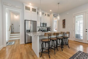 Fridge, microwave, oven, stovetop - Carlton Landing- Adventures (Eufaula)