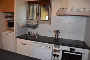 Kylskåp, mikrovågsugn, ugn och diskmaskin
