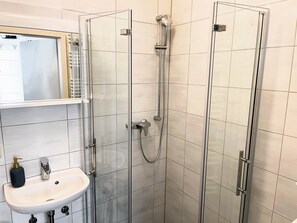 Dusche, Haartrockner, Handtücher, Seife