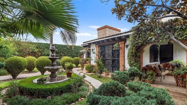 A well-maintained garden with a fountain, neatly trimmed bushes, and a patio area with outdoor furniture. - +MS +Casa Tequis +Hermoso Jardín (Tequisquiapan)