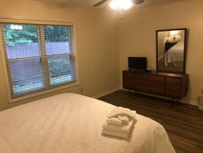3 bedrooms, desk, WiFi, bed sheets
