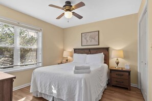 3 slaapkamers, een strijkplank/strijkijzer, wifi, beddengoed