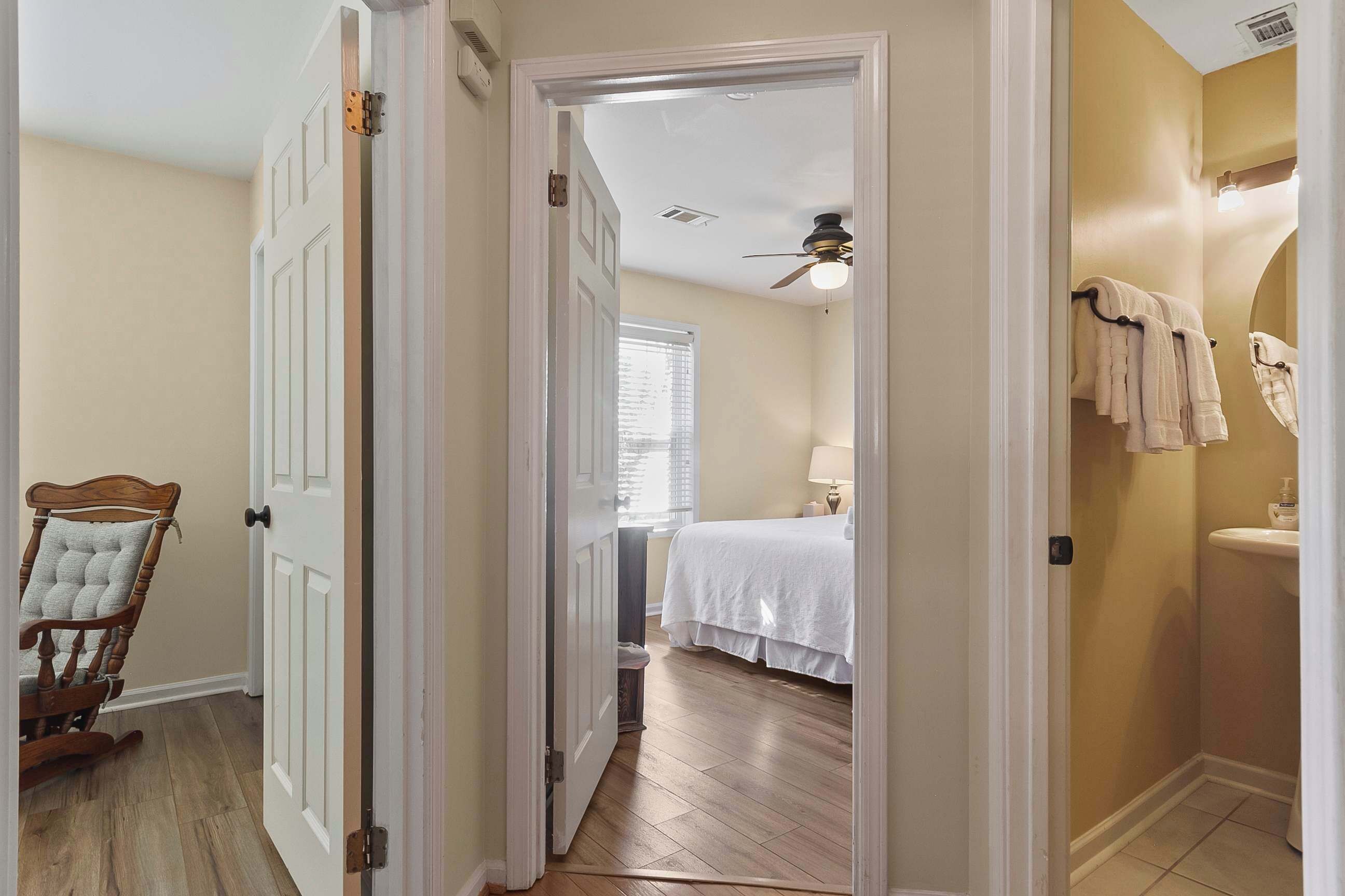 3 chambres, fer et planche à repasser, Wi-Fi, draps fournis