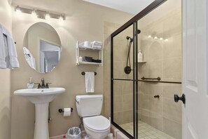Ensemble douche/baignoire, sèche-cheveux, serviettes fournies