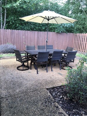 Outdoor dining - Dixieland Delight (Tuscaloosa)