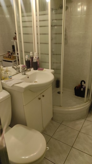 Douche, sĂšche-cheveux
