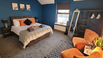 4 bedrooms, iron/ironing board, free WiFi, bed sheets