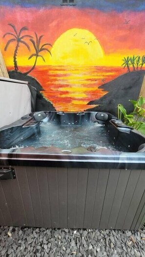 Outdoor spa tub - Beautiful family home with hot tub, near beach (Torbay)