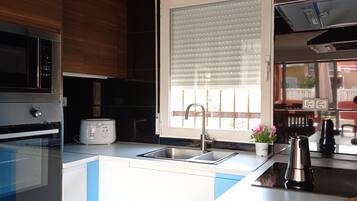 Een koelkast, een microgolfoven, een oven