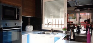 Kühlschrank, Mikrowelle, Ofen, Wasserkocher mit Kaffee-/Teezubehör