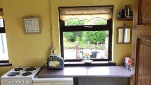 House, Multiple Beds | Private kitchen | Fridge, microwave, oven, stovetop - 2-bedroom House Located in Castlefore (Kilmacsherwell)