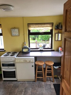 House, Multiple Beds | Private kitchen | Fridge, microwave, oven, stovetop - 2-bedroom House Located in Castlefore (Kilmacsherwell)