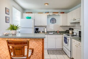 Apartment (Vilano Cottage Unit B) | Private kitchen