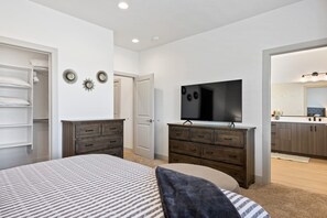 3 Schlafzimmer, Schreibtisch, Bügeleisen/Bügelbrett, Reisekinderbett