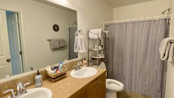 Duschwanne, Haartrockner, Handtücher, Seife