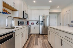 Kühlschrank, Mikrowelle, Ofen, Herdplatte