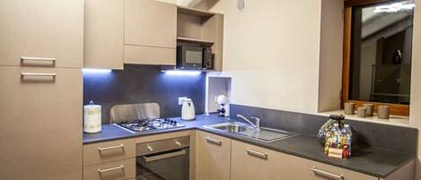 Een koelkast, een microgolfoven, een oven, een kookplaat