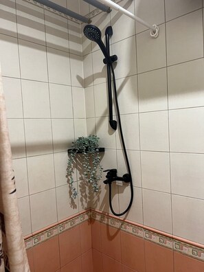 Douche, serviettes fournies, savon, papier toilette