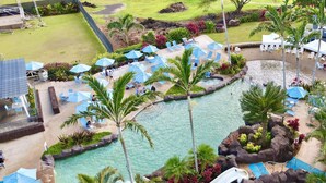 Et resort med swimmingpool, liggestole, parasoller og en vandrutsjebane.
