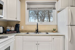 Kjøleskap, mikrobølgeovn, ovn og kokeplater