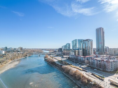 3 Beds (Queen) Free Underground Parking, AC, Riverwalk, Saddledome, 2 bedrooms