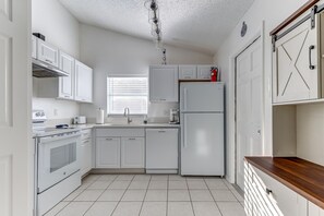 冷蔵庫、電子レンジ、オーブン、コンロ