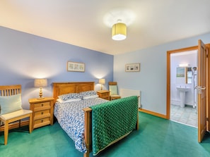 3 bedrooms, free WiFi, bed sheets, wheelchair access
