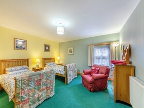 3 bedrooms, free WiFi, bed sheets, wheelchair access