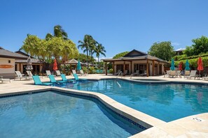 Una piscina a sfioro