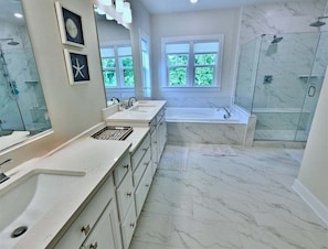 Bathtub, hair dryer - Coastal Club * 6BR Luxury House w 5 Full Bathrooms (Lewes)