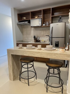 Kühlschrank, Mikrowelle, Wasserkocher mit Kaffee-/Teezubehör, Toaster