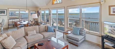 TV connectée, lecteur de DVD, baby-foot