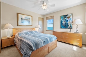 3 bedrooms, free WiFi, bed sheets - Soundfront Dog Friendly w/ Hot Tub, Dock, Private Windsurfing Access, Foosball (Avon)