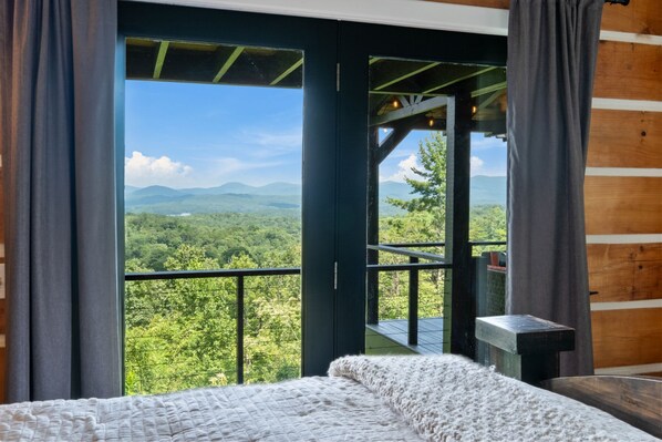 4 bedrooms, desk, iron/ironing board, WiFi