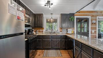 Køleskab, mikrobølgeovn, ovn, kogeplade