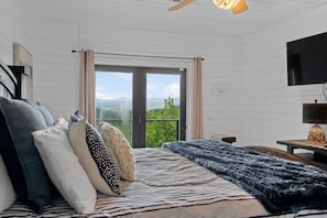 4 bedrooms, desk, iron/ironing board, WiFi - Amazing Views+Ultra Private | Top of the Mountain (Blue Ridge)