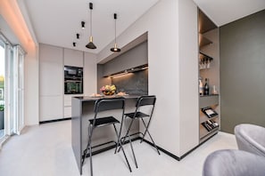 Kühlschrank, Mikrowelle, Ofen, Herdplatte