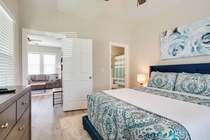 Desk, iron/ironing board, travel crib, WiFi - Little Stone House in the Heart of Murfreesboro (Murfreesboro)