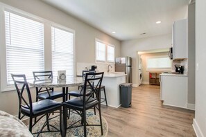 Fridge, microwave, oven, stovetop - Little Stone House in the Heart of Murfreesboro (Murfreesboro)