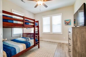 Our spare bedroom has two full-size bunks along with a 42` tv. - Little Stone House in the Heart of Murfreesboro (Murfreesboro)
