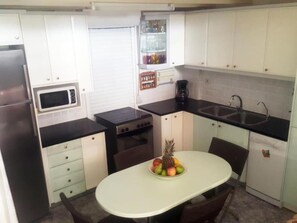 Vila, várias camas | Cozinha privada | Geladeira, micro-ondas, fogão, cooktop