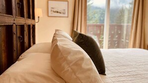 A bed with two pillows, a wooden headboard, and a window with curtains. - #3 Hemlock Olympic Nat’l Park - Private Rm in Forest (Port Angeles)