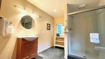 Een douche, een haardroger, handdoeken