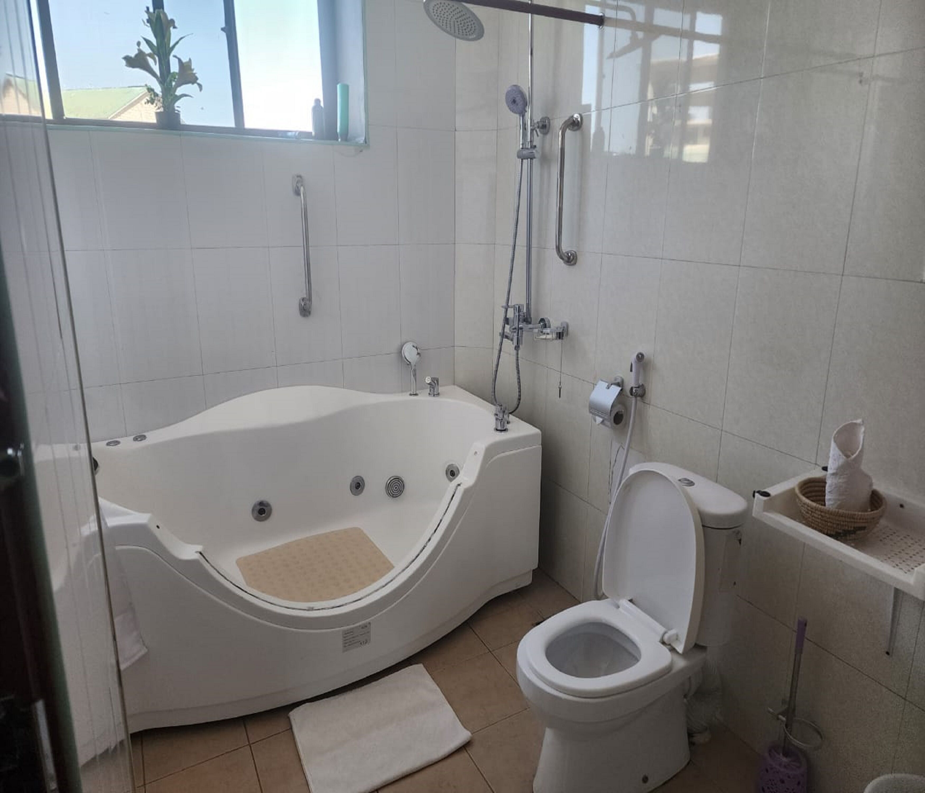 family room | bathroom | free toiletries, hair dryer, towels, soap