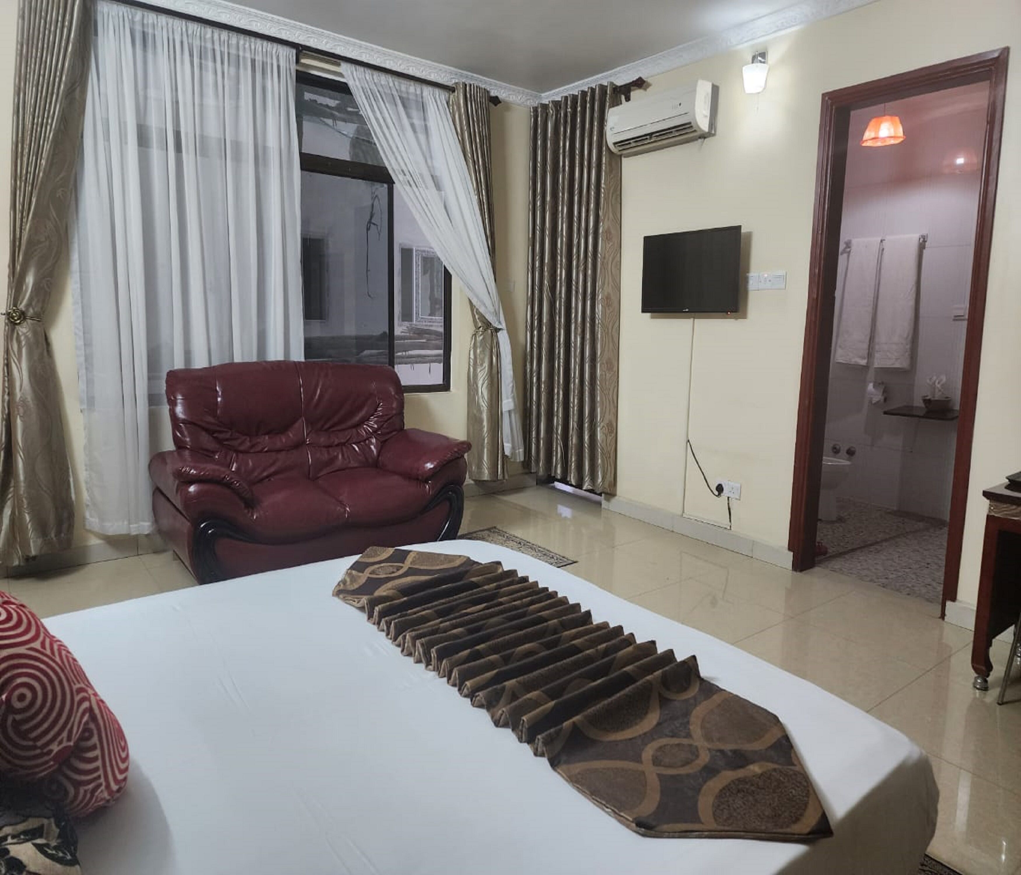 deluxe room | living area | 32-inch led tv with cable channels, tv