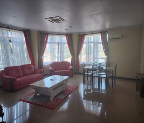 ファミリー ルーム | リビ ング エリア | 32 インチのLED テレビ (ケーブル放送視聴可)、テレビ