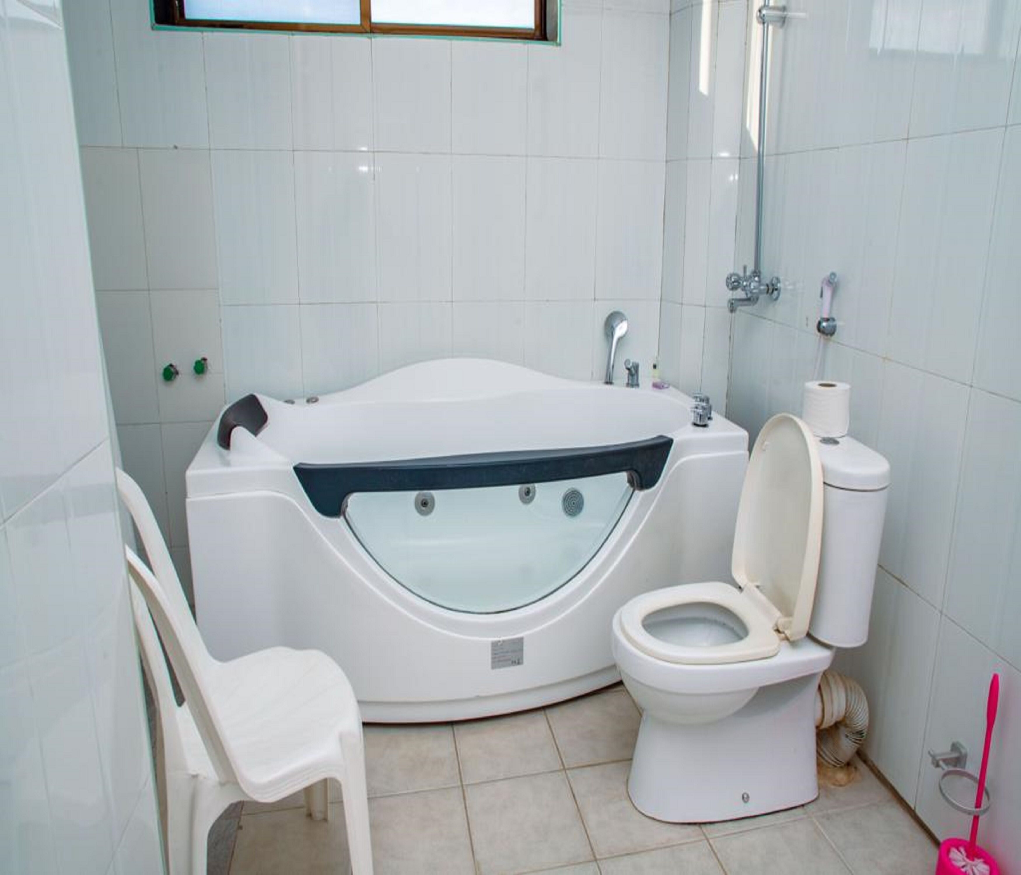 executive room | bathroom | free toiletries, hair dryer, towels, soap