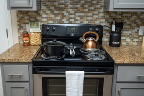 Fridge, microwave, oven, stovetop - Gorgeous Pet Friendly Townhome: Clean and Spacious With Private Terrace! (Edinburg)