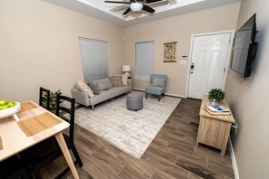 Smart TV - Gorgeous Pet Friendly Townhome: Clean and Spacious With Private Terrace! (Edinburg)